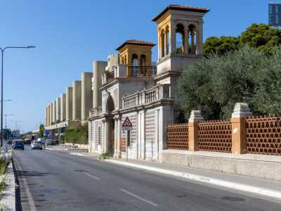 Villa Bonomo si staglia su via Amendola, una delle tre arterie baresi (assieme a via Fanelli e corso de Gasperi) ricche di splendide dimore in stile liberty